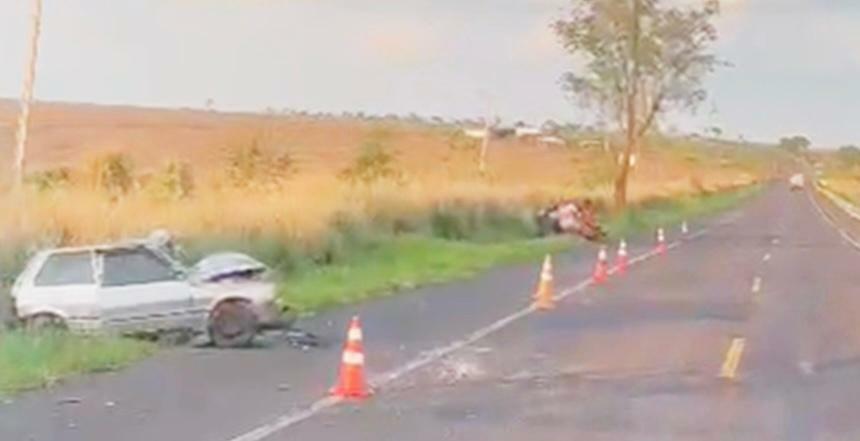 Motorista com sinais de embriaguez fica preso às ferragens após colisão  frontal 