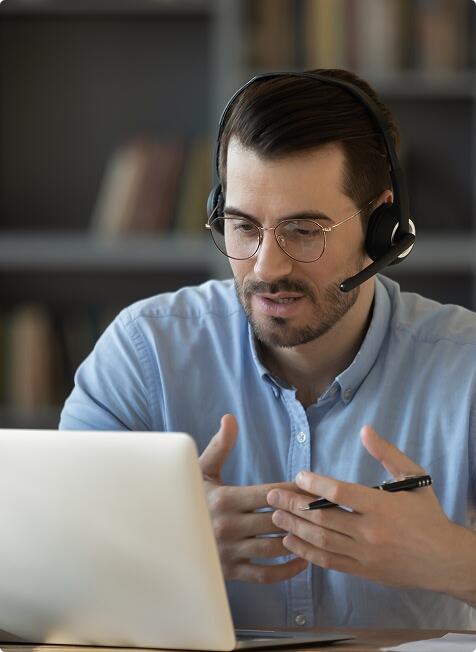 Consultor em atendimento online com headset e notebook