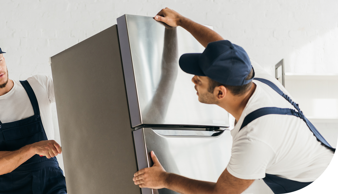 Homens recolhendo uma geladeira